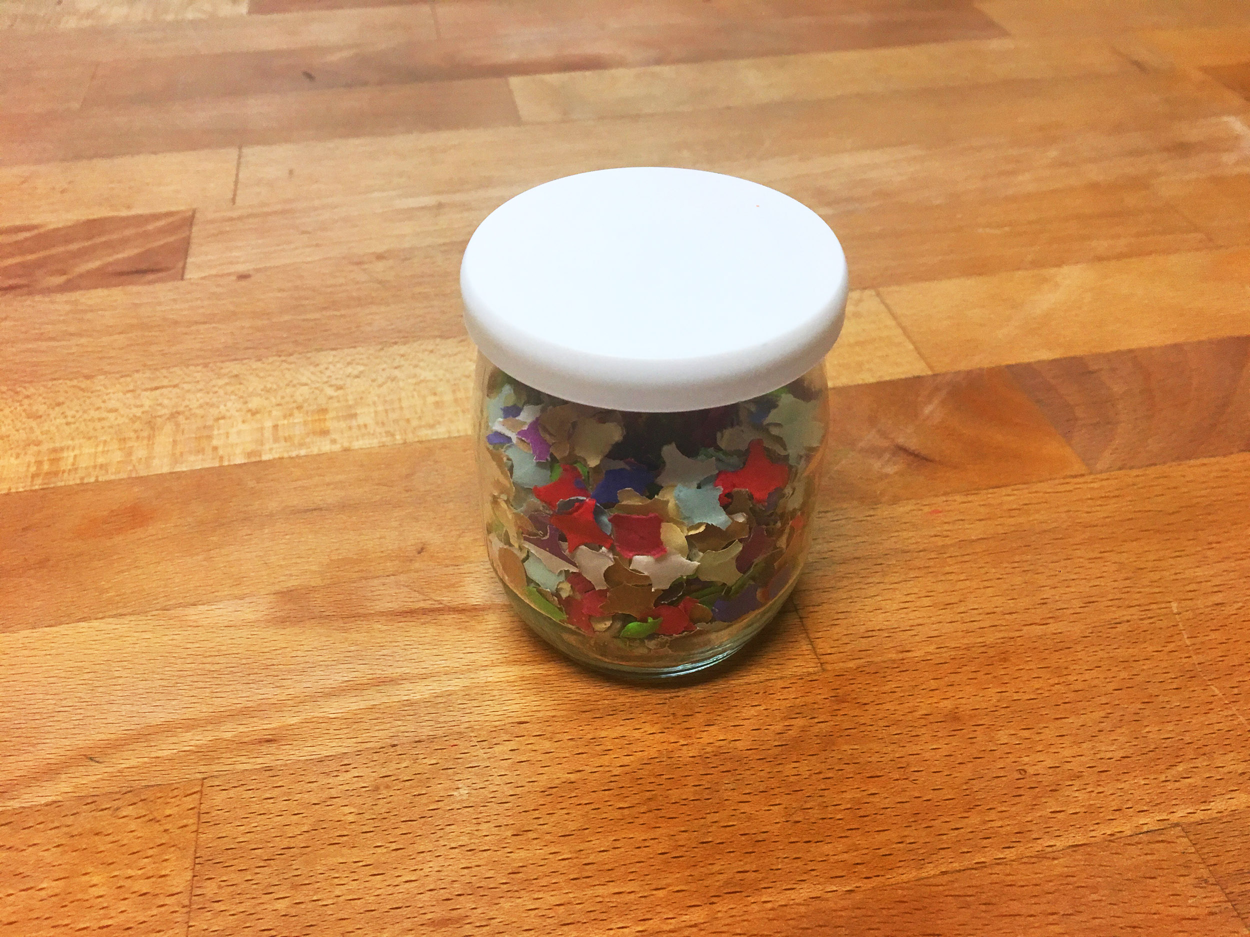 Un petit pot de yaourt qui contient confetti.